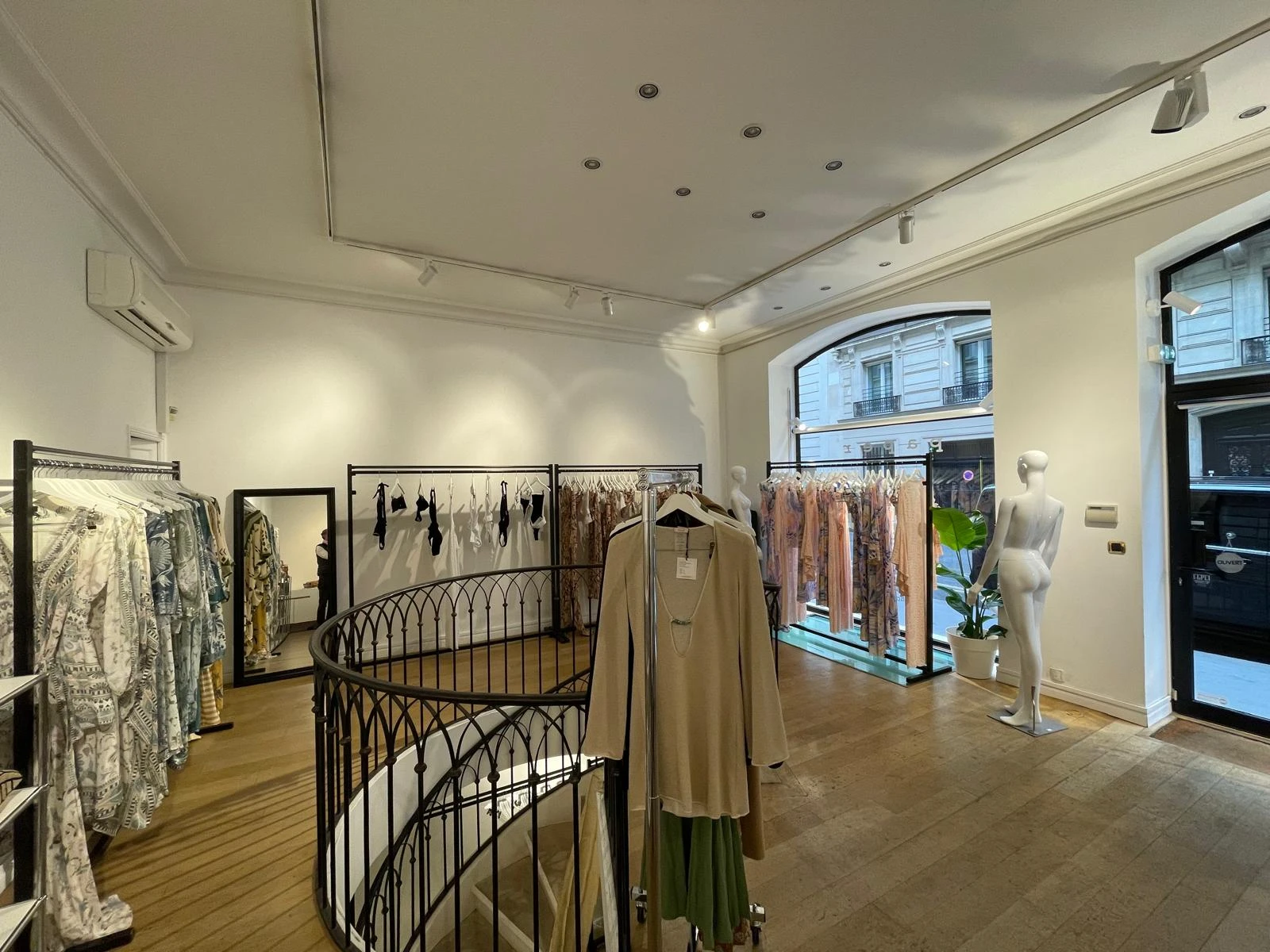 Le showroom des Champs Elysees - Photo 4