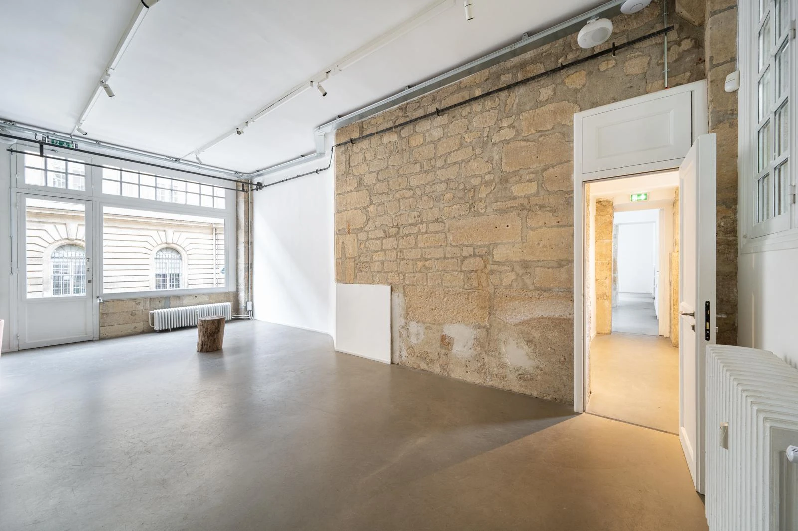 Showroom Flow - Photo 6