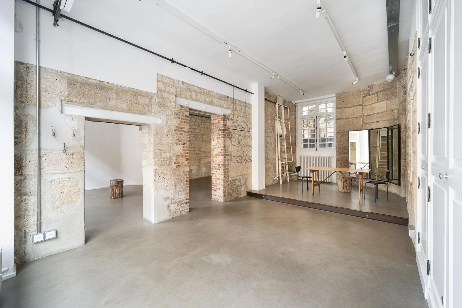 Showroom Flow - Photo 3