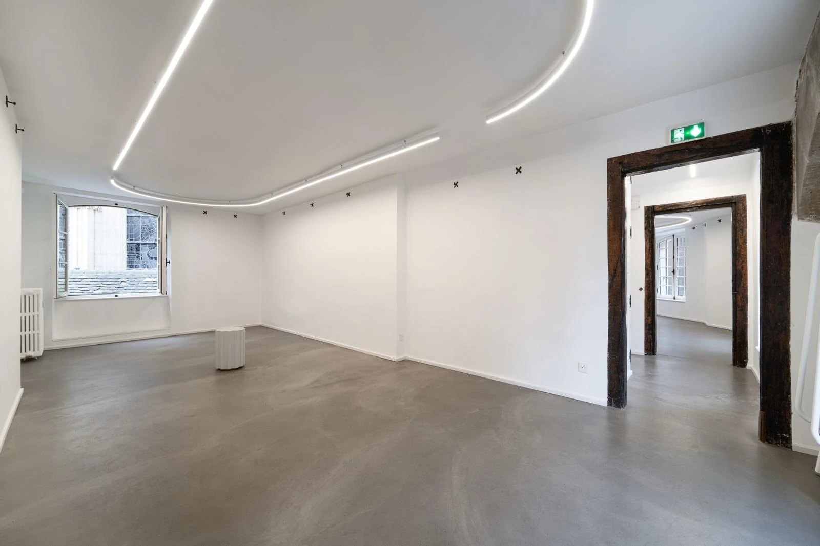 Showroom Flow - Photo 2