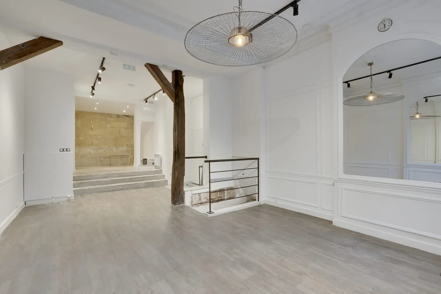 5fceaf8b120d5b14399f3a53_Photo 1 - blanc manteaux pop up store.webp