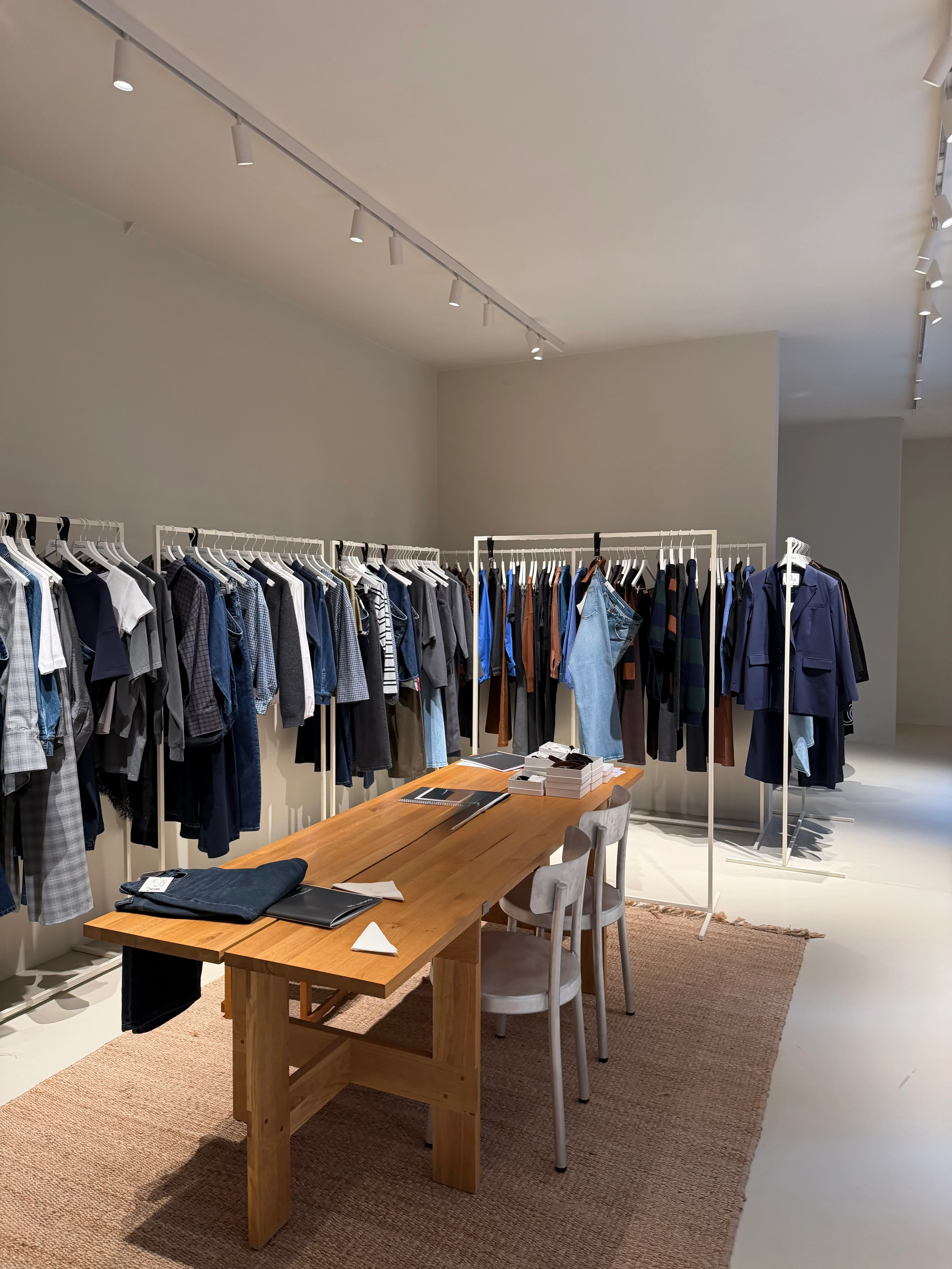 Showroom Redone - Photo 5