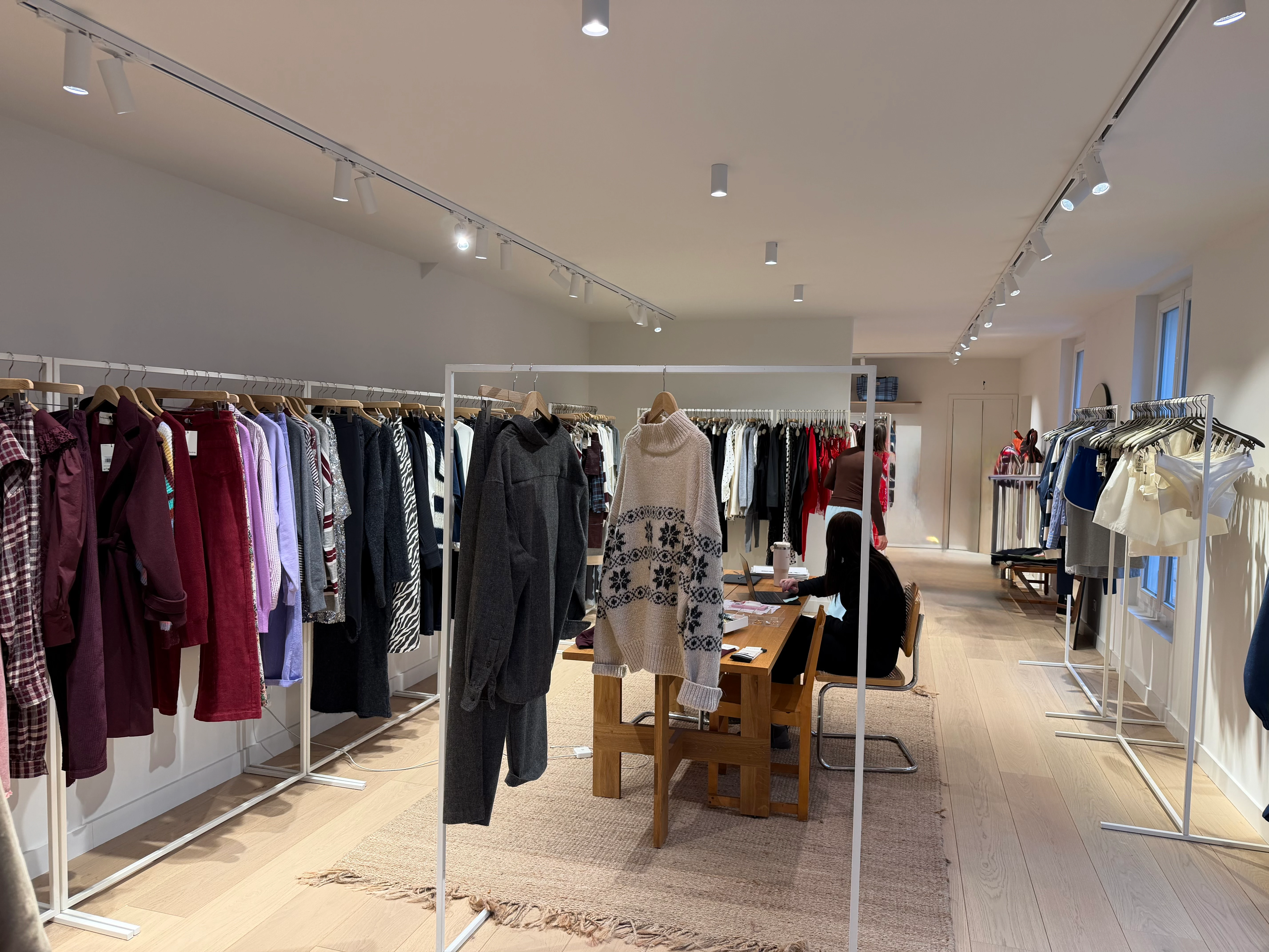 Showroom Redone - Photo 7