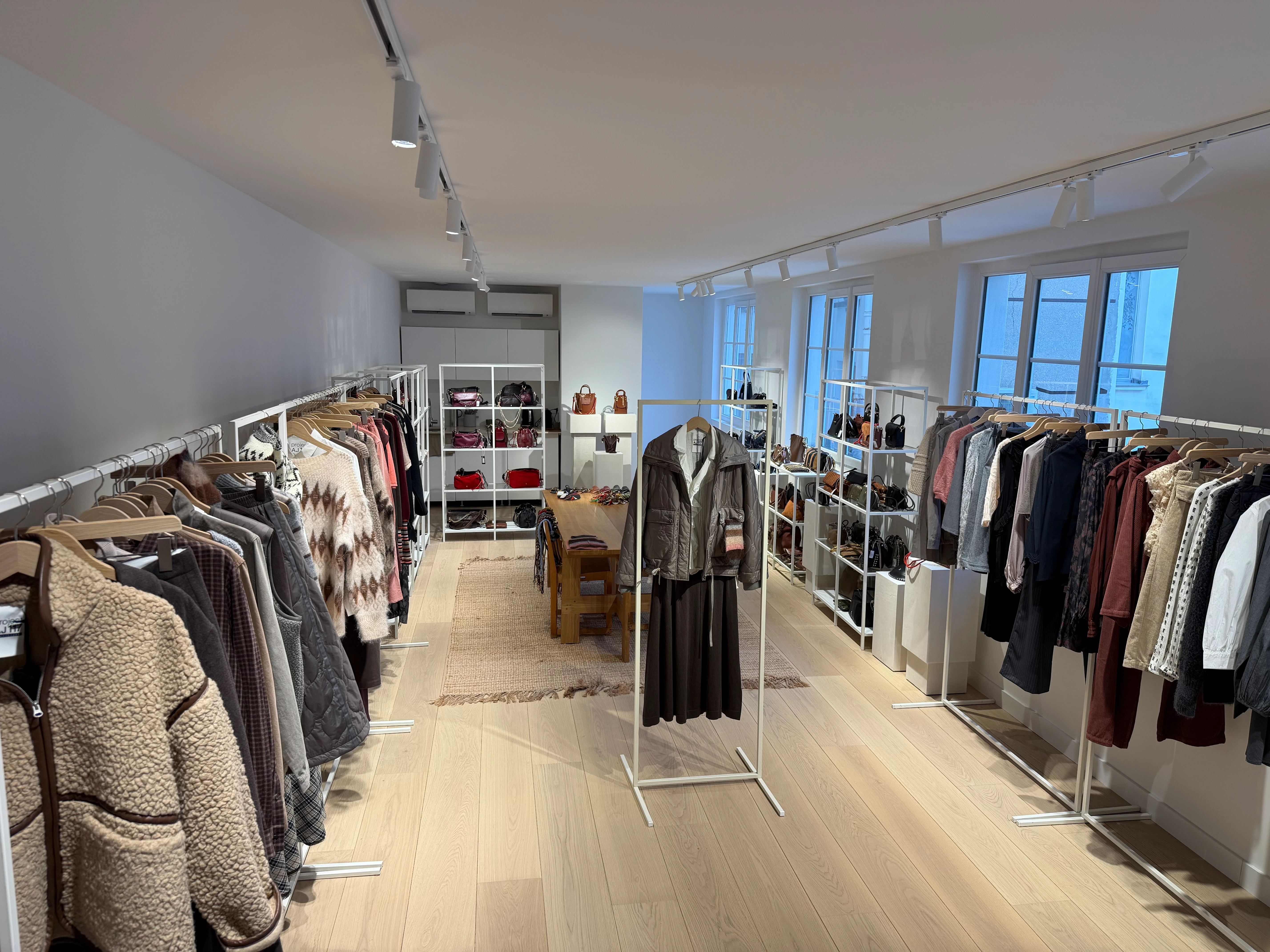 Showroom Redone - Photo 8