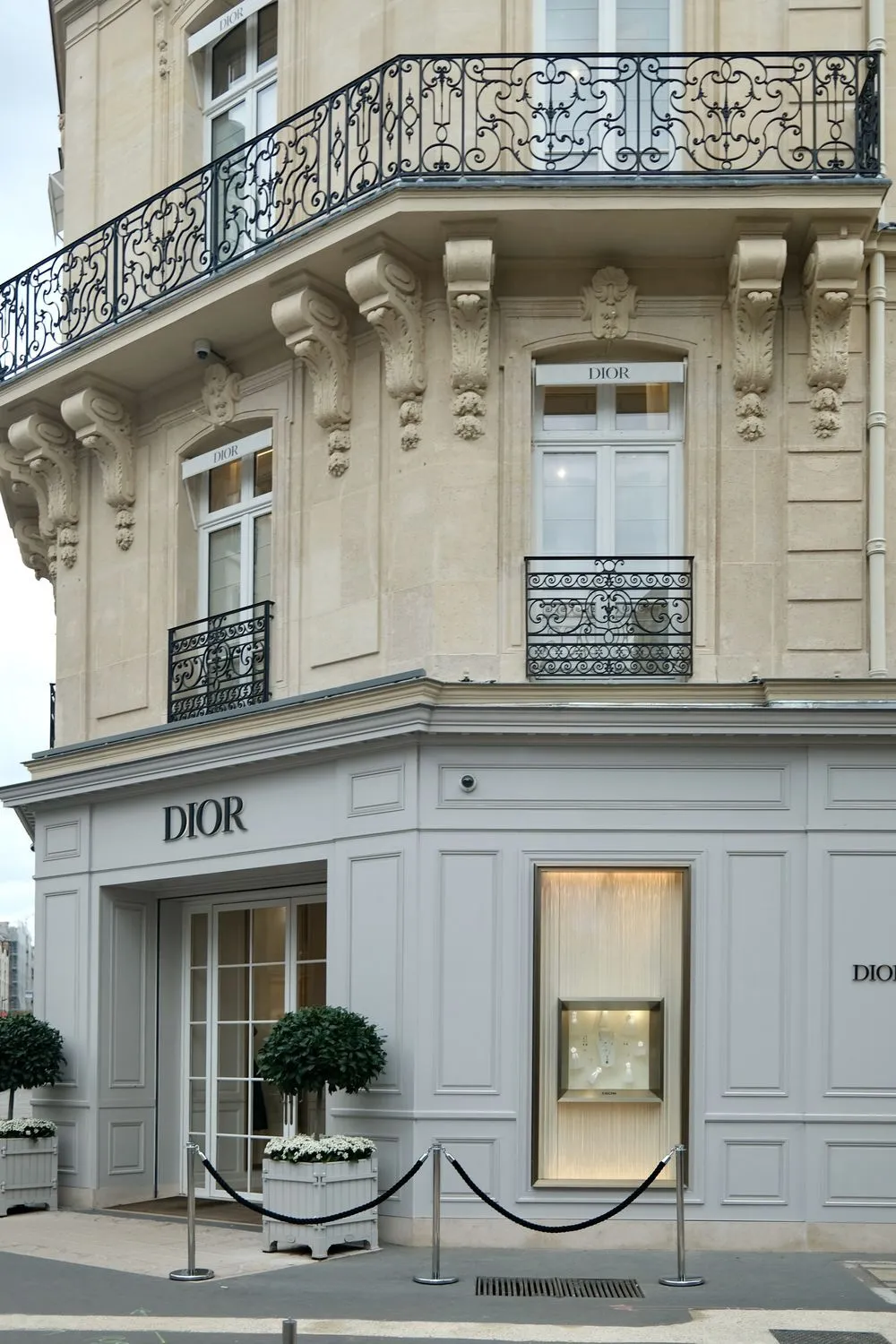 When a Space Becomes a Reflection of a Fashion Brand’s DNA: The Parisian Golden Triangle — illustration 2