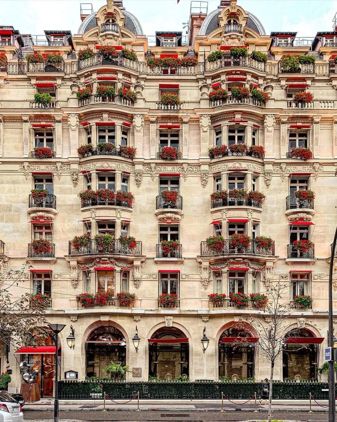 When a Space Becomes a Reflection of a Fashion Brand’s DNA: The Parisian Golden Triangle — illustration 4